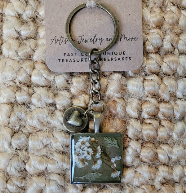 Resin & Flowers Keychain - Bronze