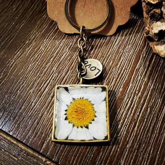 Daisy In Resin Key Ring